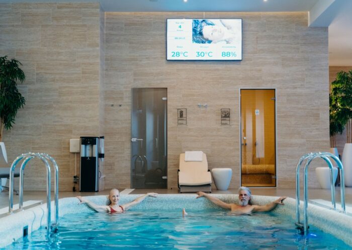 Látványos és pihentető wellness trend szálloda részlegen beltéri medencével