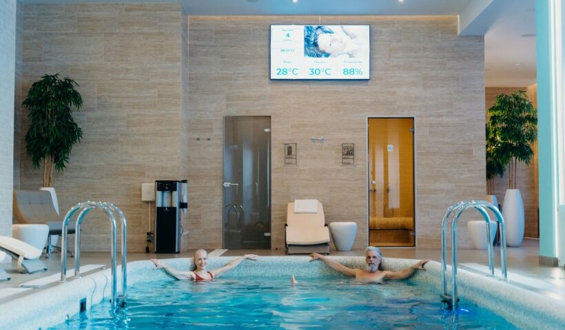 Látványos és pihentető wellness trend szálloda részlegen beltéri medencével