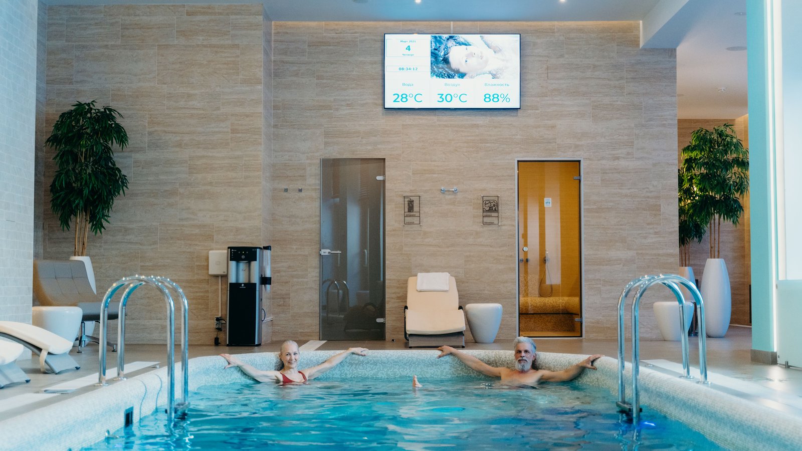 Látványos és pihentető wellness trend szálloda részlegen beltéri medencével